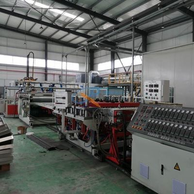 Panneau de PVC d'OIN 2440mm 0.8g/Cm3 WPC faisant la machine